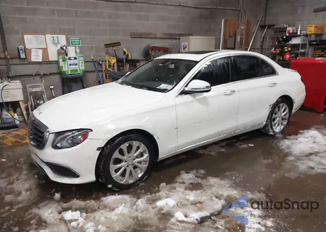 2017 Mercedes-Benz E 300 4Matic z USA, uszkodzony, nr VIN WDDZF4KB0HA142985